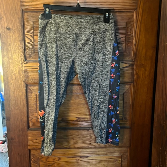 Jade Capri athletic leggings - Picture 1 of 4